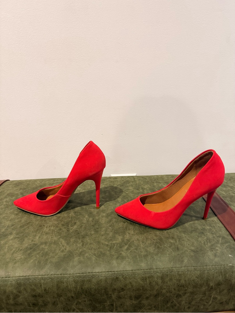 Classic Red Pointed-Toe High Heels - Picture 4 of 7